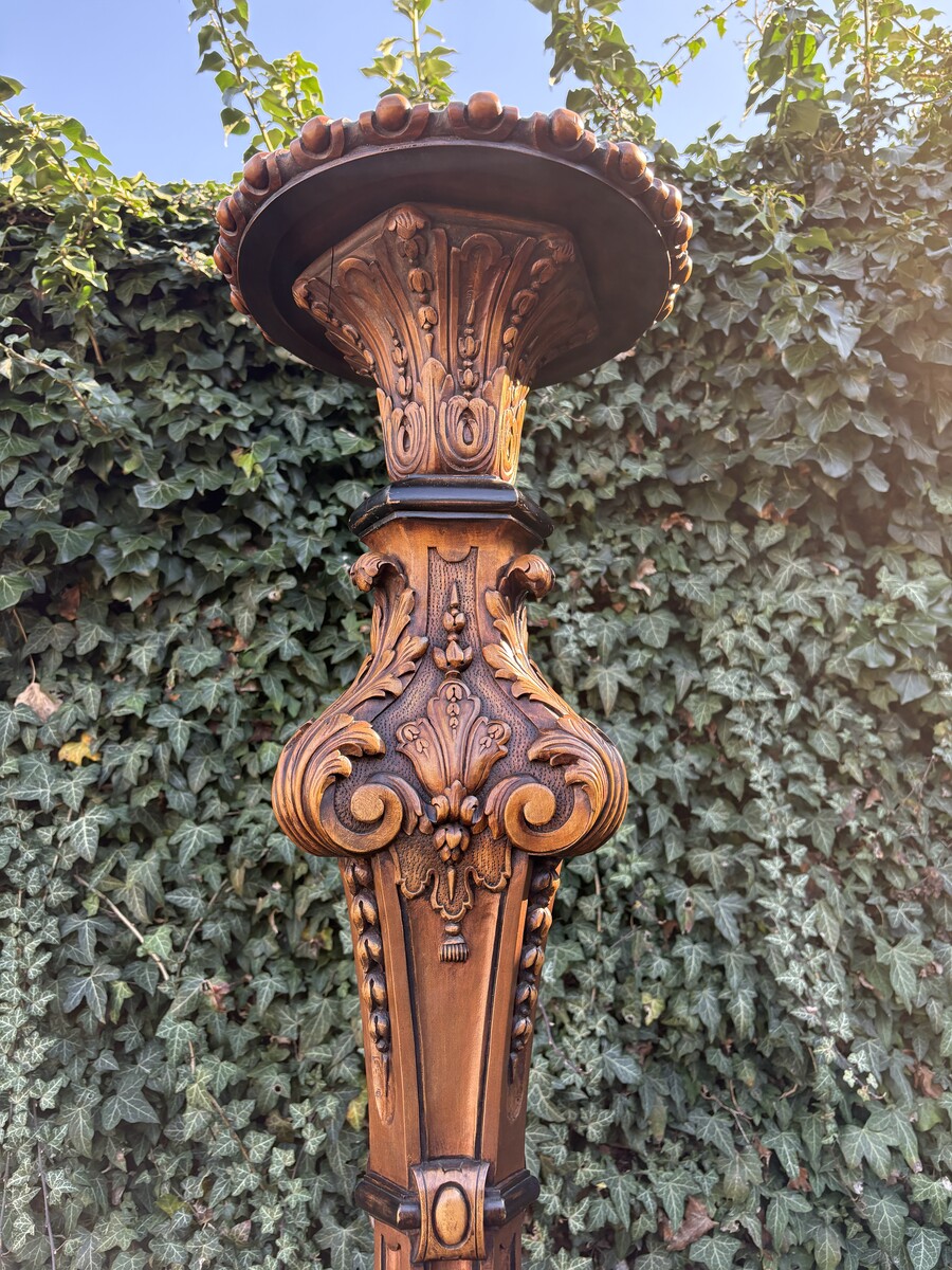 Large Regency-style floor lamp in walnut, 19th century Decorative floor lamp with a carved shaft, adorned with ornamentation, foliage and acorns, resting on three large scroll-shaped legs. Dimensions: Height: 141 cm Width: 55 cm Depth: 54 cm