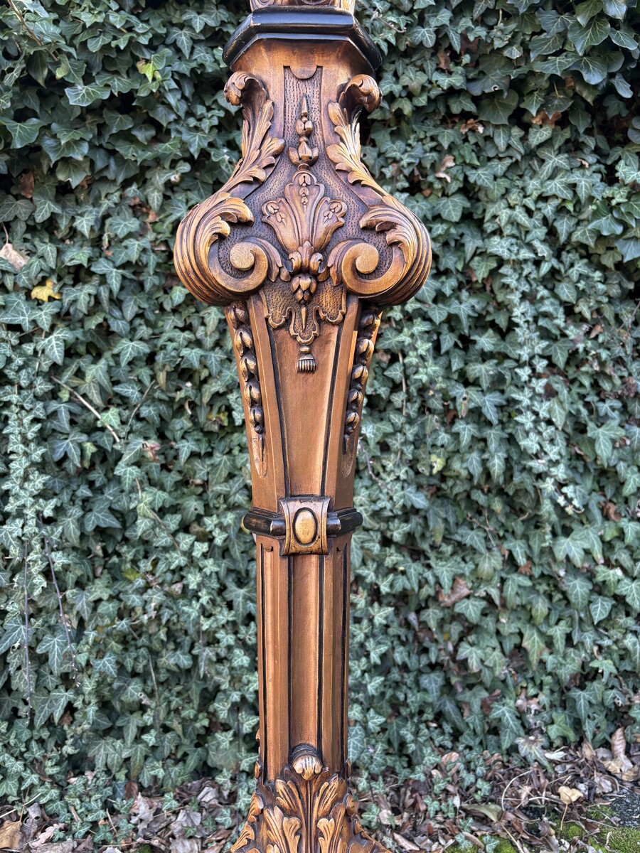 Large Regency-style floor lamp in walnut, 19th century Decorative floor lamp with a carved shaft, adorned with ornamentation, foliage and acorns, resting on three large scroll-shaped legs. Dimensions: Height: 141 cm Width: 55 cm Depth: 54 cm
