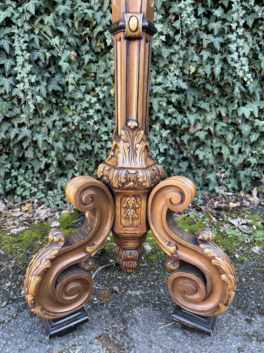 Large Regency-style floor lamp in walnut, 19th century Decorative floor lamp with a carved shaft, adorned with ornamentation, foliage and acorns, resting on three large scroll-shaped legs. Dimensions: Height: 141 cm Width: 55 cm Depth: 54 cm