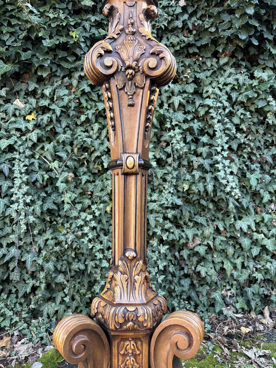 Large Regency-style floor lamp in walnut, 19th century Decorative floor lamp with a carved shaft, adorned with ornamentation, foliage and acorns, resting on three large scroll-shaped legs. Dimensions: Height: 141 cm Width: 55 cm Depth: 54 cm