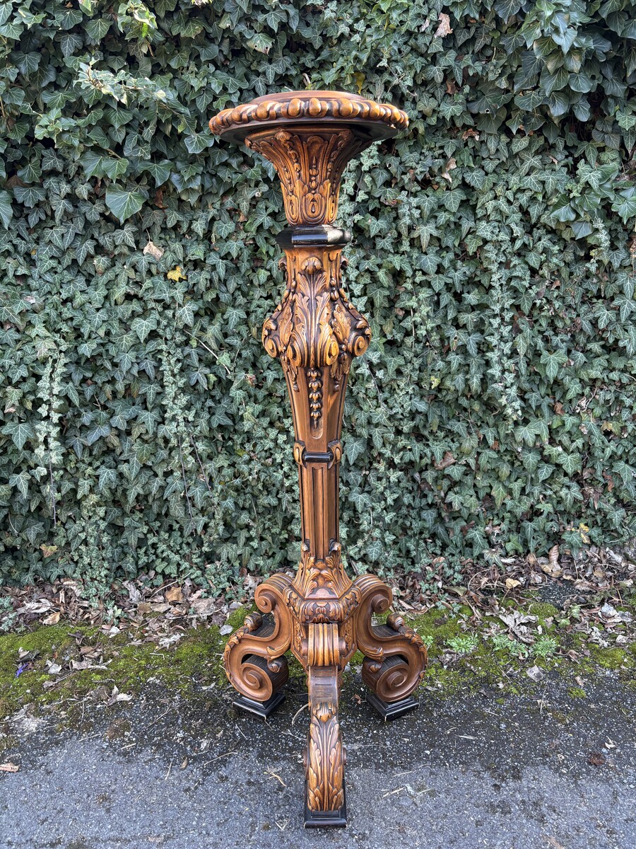 Large Regency-style floor lamp in walnut, 19th century Decorative floor lamp with a carved shaft, adorned with ornamentation, foliage and acorns, resting on three large scroll-shaped legs. Dimensions: Height: 141 cm Width: 55 cm Depth: 54 cm