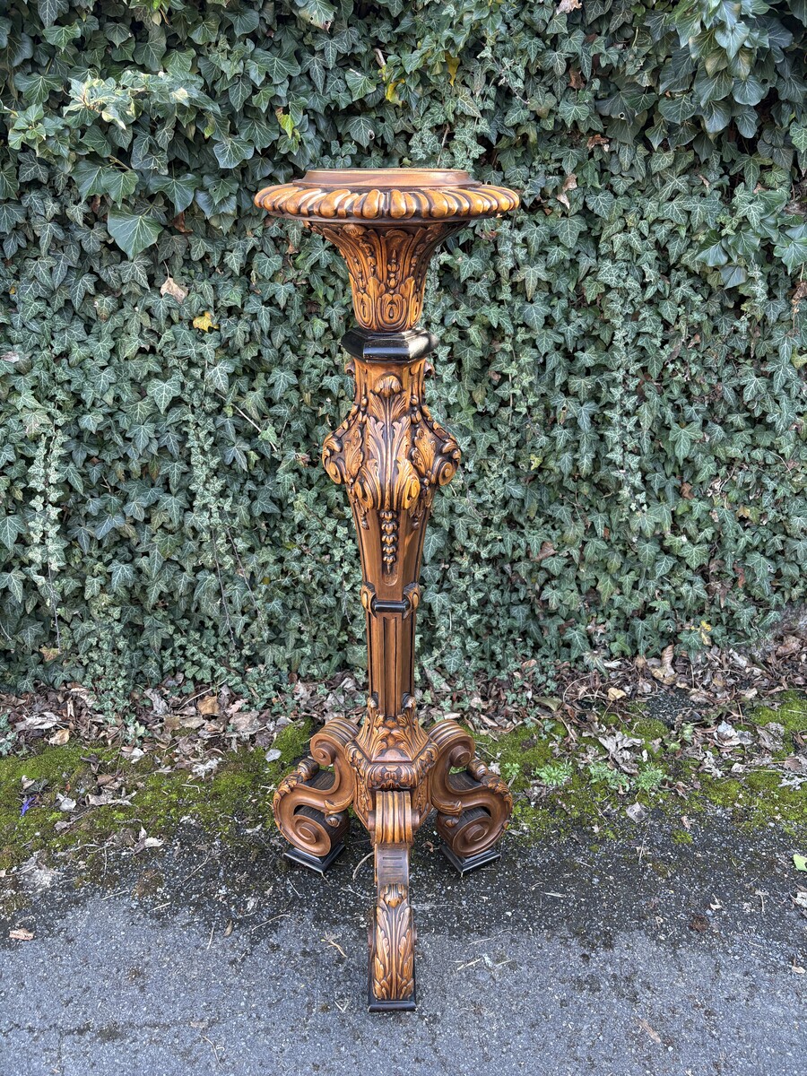 Large Regency-style floor lamp in walnut, 19th century Decorative floor lamp with a carved shaft, adorned with ornamentation, foliage and acorns, resting on three large scroll-shaped legs. Dimensions: Height: 141 cm Width: 55 cm Depth: 54 cm