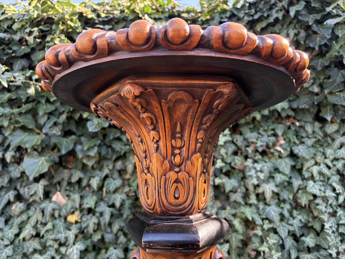 Large Regency-style floor lamp in walnut, 19th century Decorative floor lamp with a carved shaft, adorned with ornamentation, foliage and acorns, resting on three large scroll-shaped legs. Dimensions: Height: 141 cm Width: 55 cm Depth: 54 cm