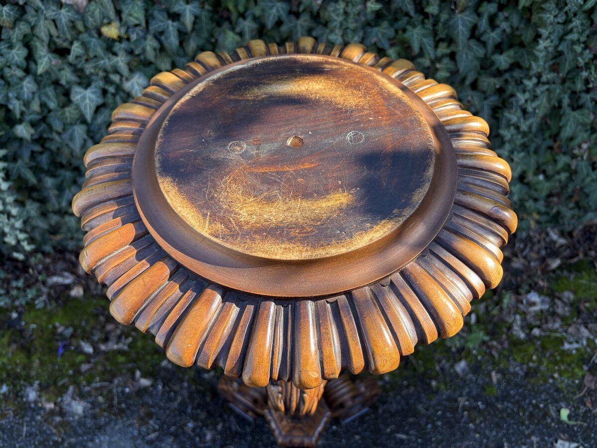 Large Regency-style floor lamp in walnut, 19th century Decorative floor lamp with a carved shaft, adorned with ornamentation, foliage and acorns, resting on three large scroll-shaped legs. Dimensions: Height: 141 cm Width: 55 cm Depth: 54 cm