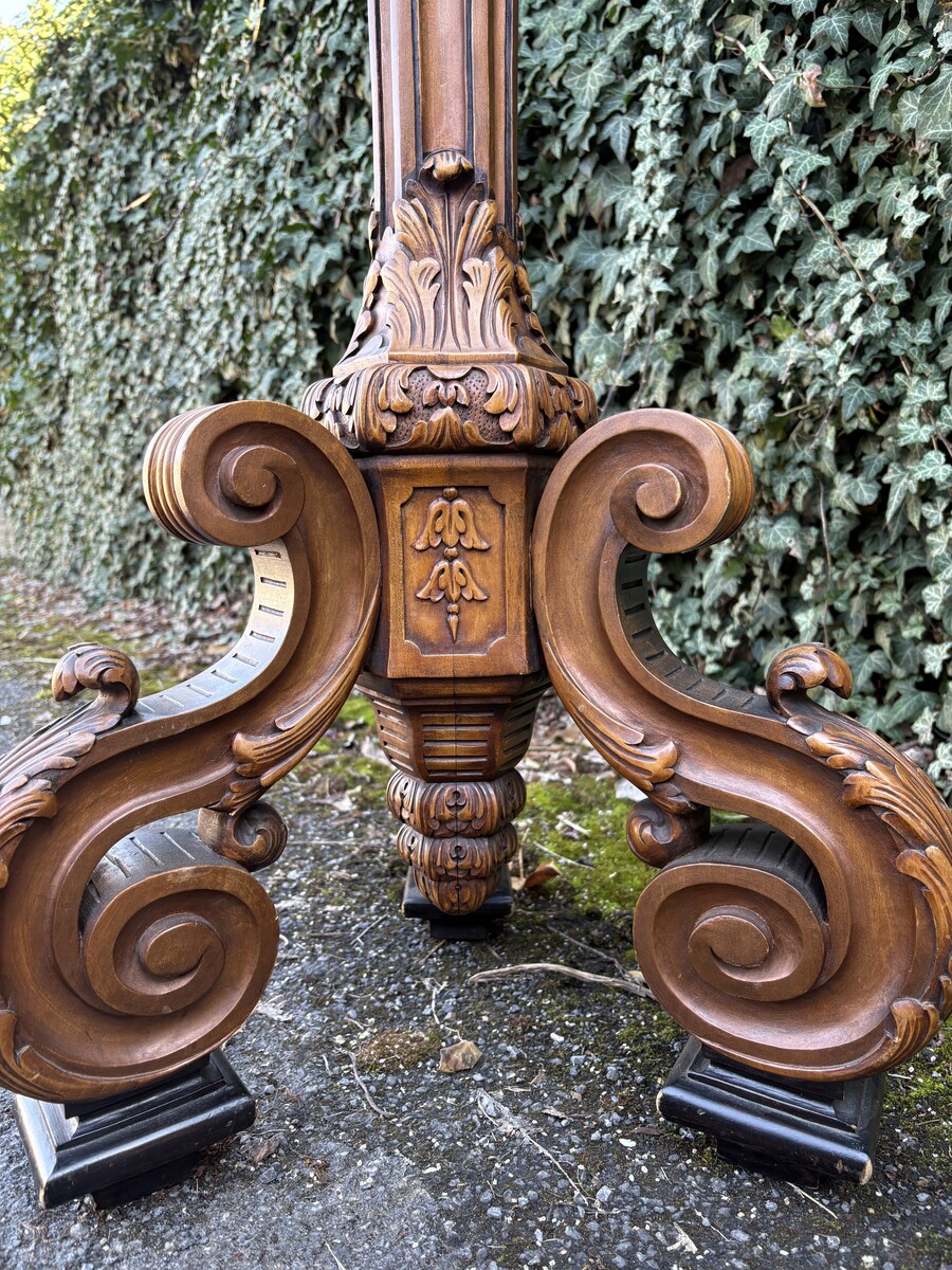 Large Regency-style floor lamp in walnut, 19th century Decorative floor lamp with a carved shaft, adorned with ornamentation, foliage and acorns, resting on three large scroll-shaped legs. Dimensions: Height: 141 cm Width: 55 cm Depth: 54 cm