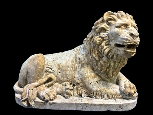 Large Renaissance lion sculpture in 20th century travertine Decorative sculpture of a reclining lion with the following dimensions Width : 61 cm Height : 43 cm Depth : 27 cm Beautiful sculpture in good condition