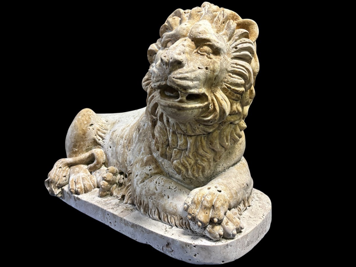 Large Renaissance lion sculpture in 20th century travertine Decorative sculpture of a reclining lion with the following dimensions Width : 61 cm Height : 43 cm Depth : 27 cm Beautiful sculpture in good condition