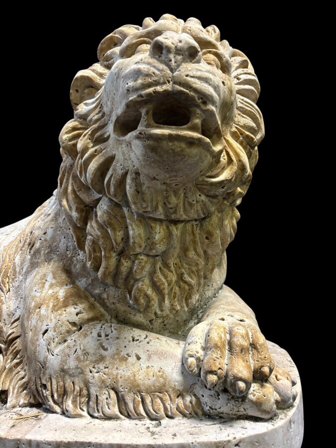 Large Renaissance lion sculpture in 20th century travertine Decorative sculpture of a reclining lion with the following dimensions Width : 61 cm Height : 43 cm Depth : 27 cm Beautiful sculpture in good condition