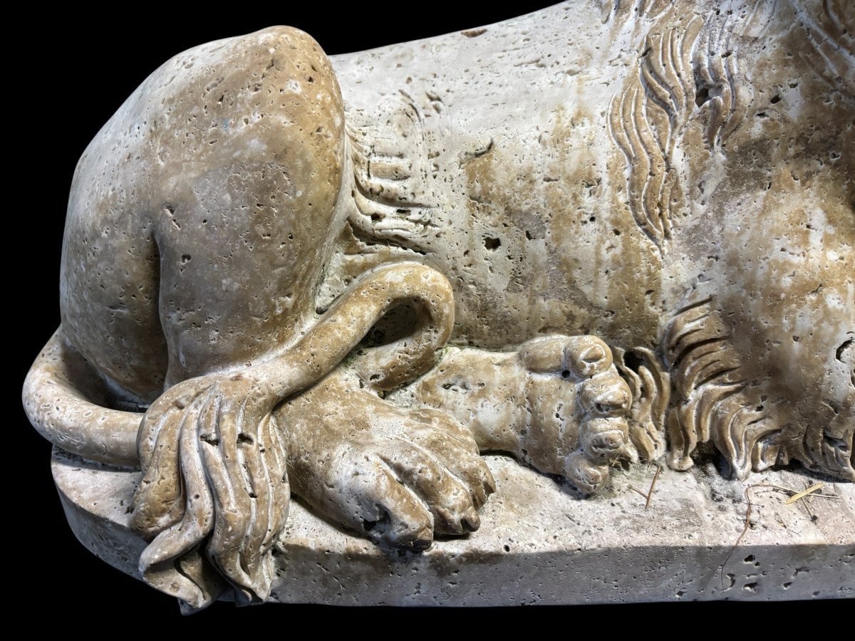 Large Renaissance lion sculpture in 20th century travertine Decorative sculpture of a reclining lion with the following dimensions Width : 61 cm Height : 43 cm Depth : 27 cm Beautiful sculpture in good condition