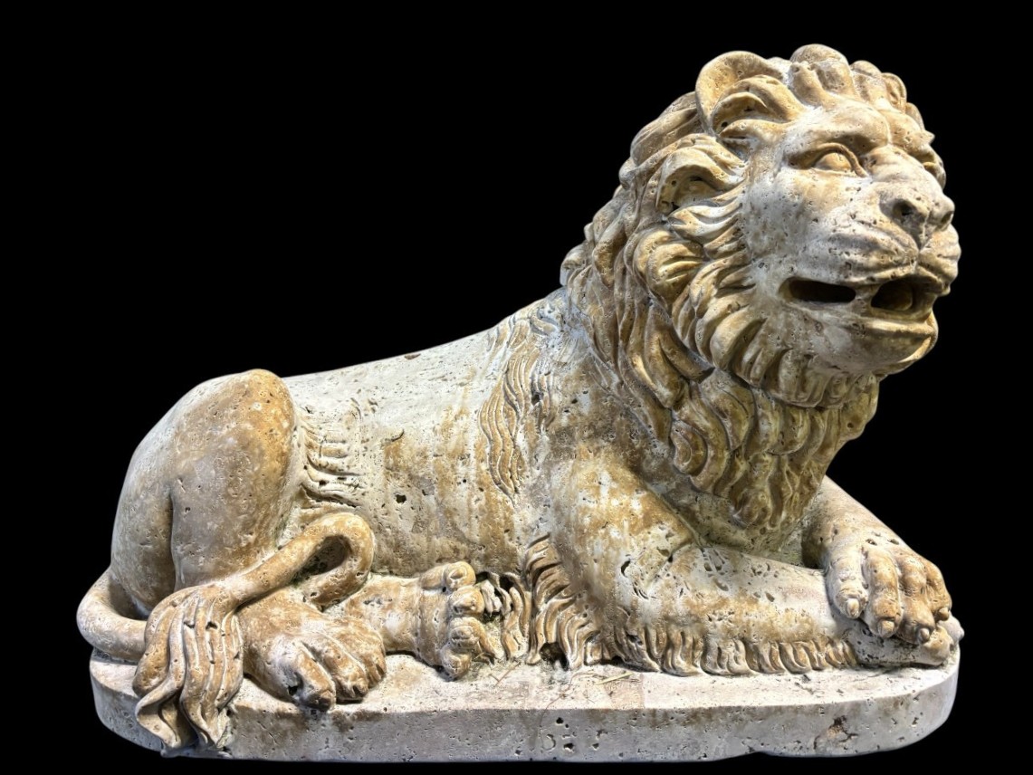 Large Renaissance lion sculpture in 20th century travertine Decorative sculpture of a reclining lion with the following dimensions Width : 61 cm Height : 43 cm Depth : 27 cm Beautiful sculpture in good condition