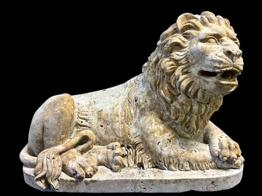 Large Renaissance lion sculpture in 20th century travertine Decorative sculpture of a reclining lion with the following dimensions Width : 61 cm Height : 43 cm Depth : 27 cm Beautiful sculpture in good condition
