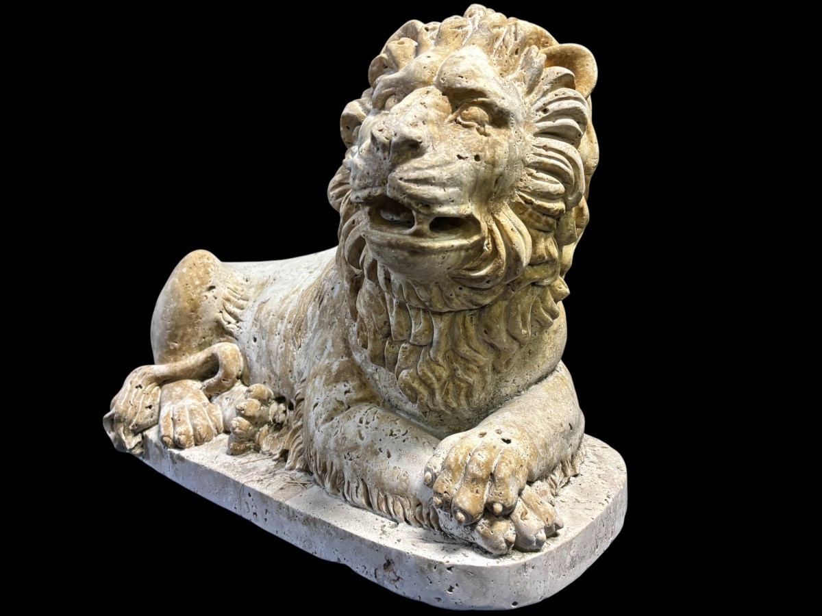 Large Renaissance lion sculpture in 20th century travertine Decorative sculpture of a reclining lion with the following dimensions Width : 61 cm Height : 43 cm Depth : 27 cm Beautiful sculpture in good condition