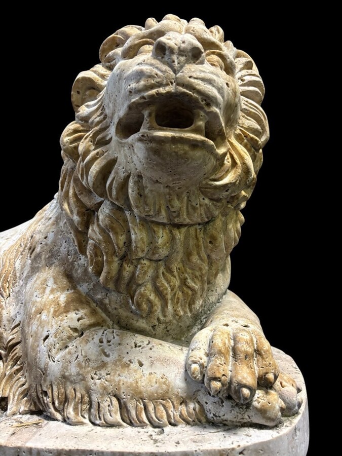 Large Renaissance lion sculpture in 20th century travertine Decorative sculpture of a reclining lion with the following dimensions Width : 61 cm Height : 43 cm Depth : 27 cm Beautiful sculpture in good condition