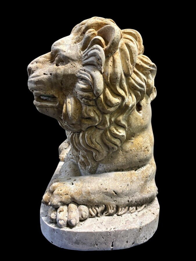Large Renaissance lion sculpture in 20th century travertine Decorative sculpture of a reclining lion with the following dimensions Width : 61 cm Height : 43 cm Depth : 27 cm Beautiful sculpture in good condition
