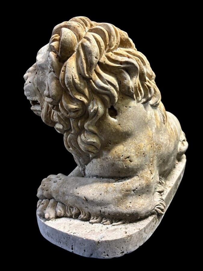 Large Renaissance lion sculpture in 20th century travertine Decorative sculpture of a reclining lion with the following dimensions Width : 61 cm Height : 43 cm Depth : 27 cm Beautiful sculpture in good condition