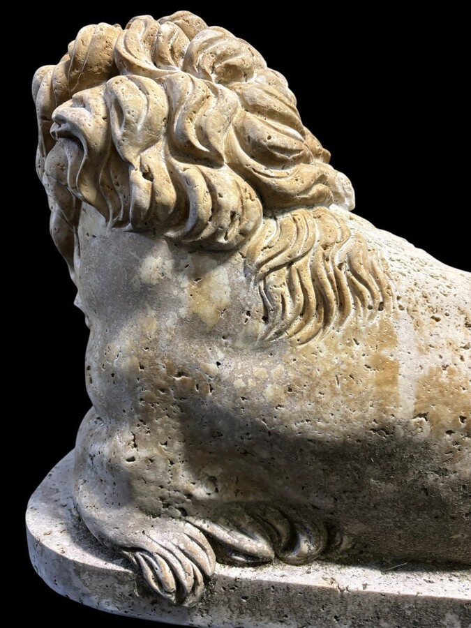 Large Renaissance lion sculpture in 20th century travertine Decorative sculpture of a reclining lion with the following dimensions Width : 61 cm Height : 43 cm Depth : 27 cm Beautiful sculpture in good condition