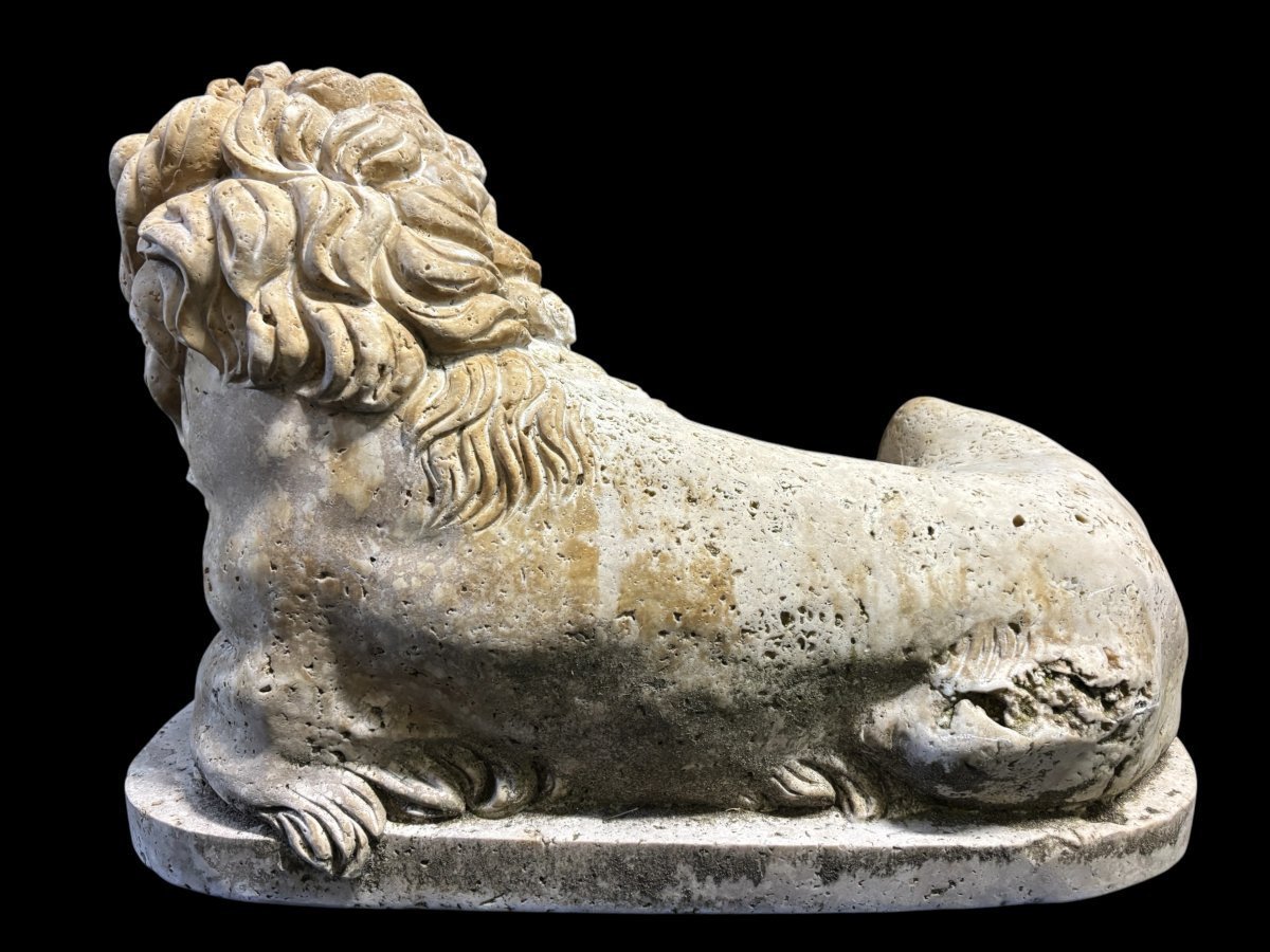 Large Renaissance lion sculpture in 20th century travertine Decorative sculpture of a reclining lion with the following dimensions Width : 61 cm Height : 43 cm Depth : 27 cm Beautiful sculpture in good condition