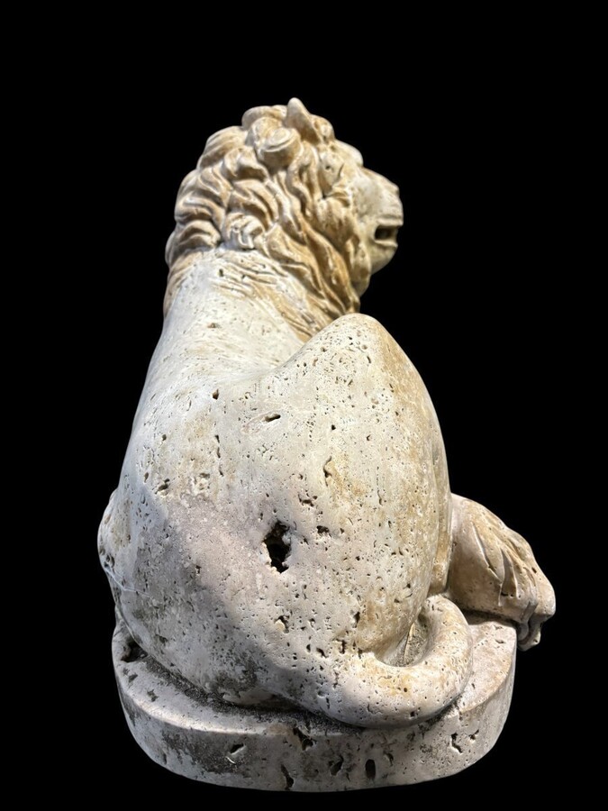 Large Renaissance lion sculpture in 20th century travertine Decorative sculpture of a reclining lion with the following dimensions Width : 61 cm Height : 43 cm Depth : 27 cm Beautiful sculpture in good condition
