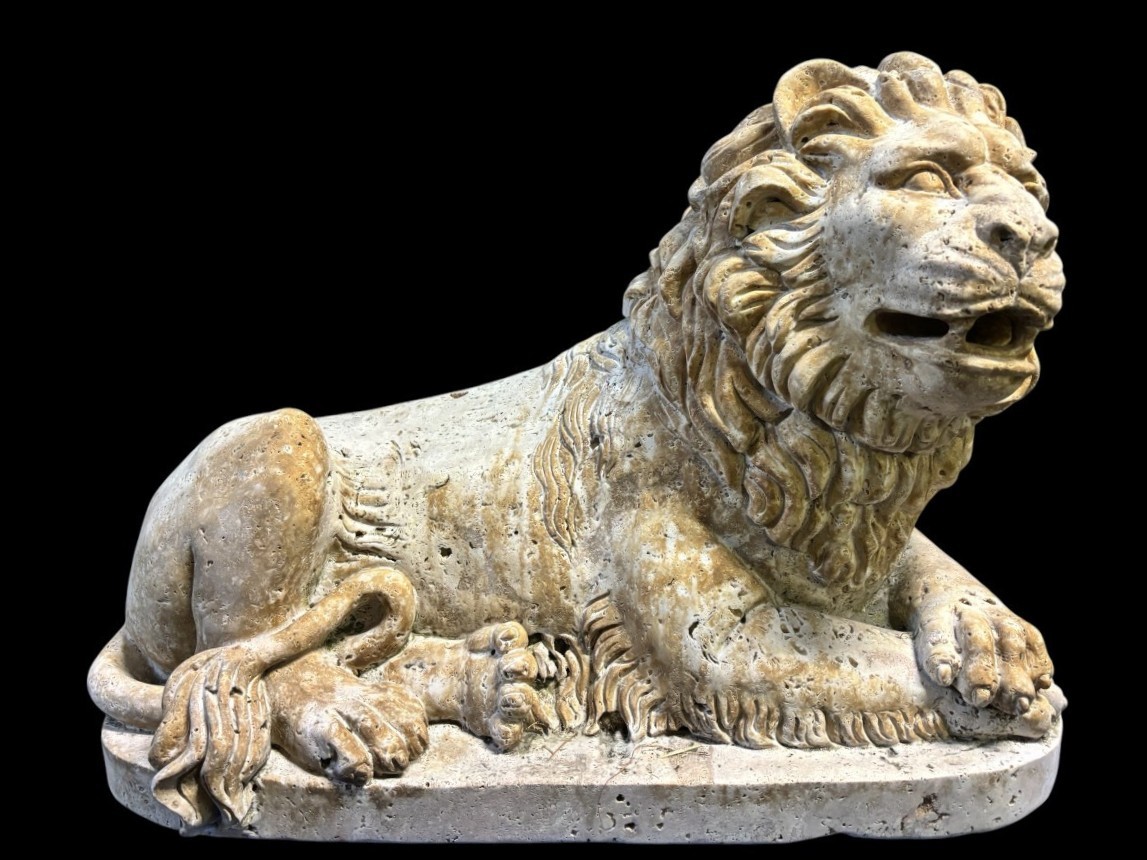 Large Renaissance lion sculpture in 20th century travertine Decorative sculpture of a reclining lion with the following dimensions Width : 61 cm Height : 43 cm Depth : 27 cm Beautiful sculpture in good condition
