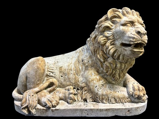 Large Renaissance lion sculpture in 20th century travertine Decorative sculpture of a reclining lion with the following dimensions Width : 61 cm Height : 43 cm Depth : 27 cm Beautiful sculpture in good condition