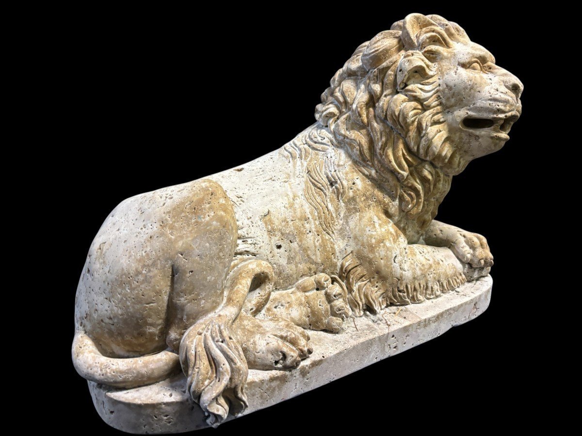 Large Renaissance lion sculpture in 20th century travertine Decorative sculpture of a reclining lion with the following dimensions Width : 61 cm Height : 43 cm Depth : 27 cm Beautiful sculpture in good condition