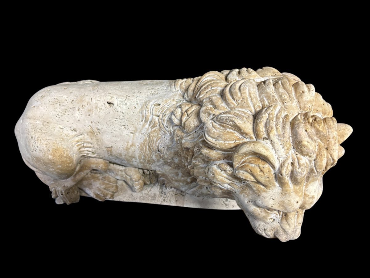 Large Renaissance lion sculpture in 20th century travertine Decorative sculpture of a reclining lion with the following dimensions Width : 61 cm Height : 43 cm Depth : 27 cm Beautiful sculpture in good condition