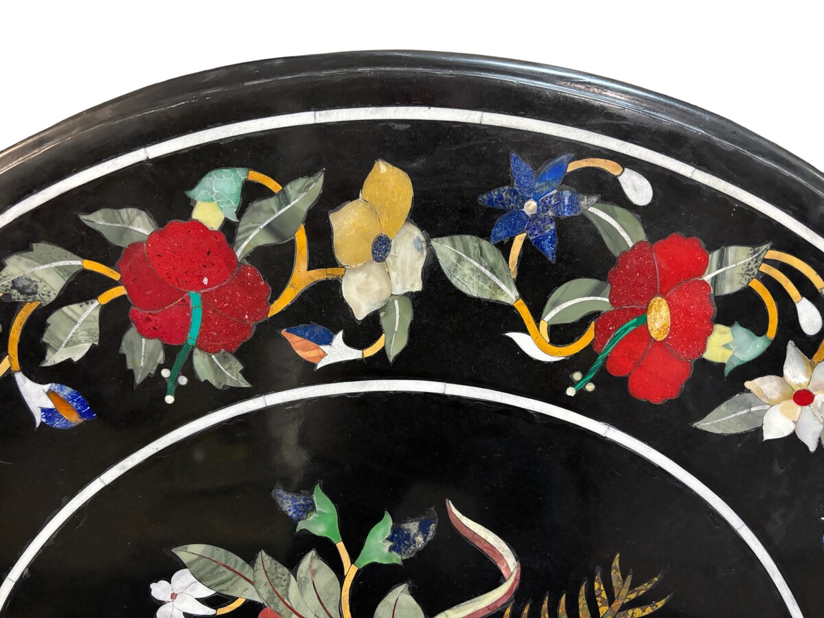 Large round table top in Italian pietra dura with floral design, 20th century. Decorative marble top with beautiful colours in very good condition. Diameter: 91.8 cm
