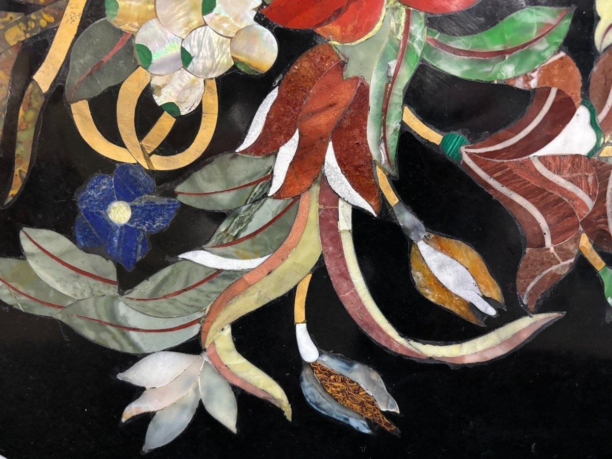 Large round table top in Italian pietra dura with floral design, 20th century. Decorative marble top with beautiful colours in very good condition. Diameter: 91.8 cm