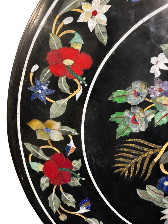 Large round table top in Italian pietra dura with floral design, 20th century. Decorative marble top with beautiful colours in very good condition. Diameter: 91.8 cm