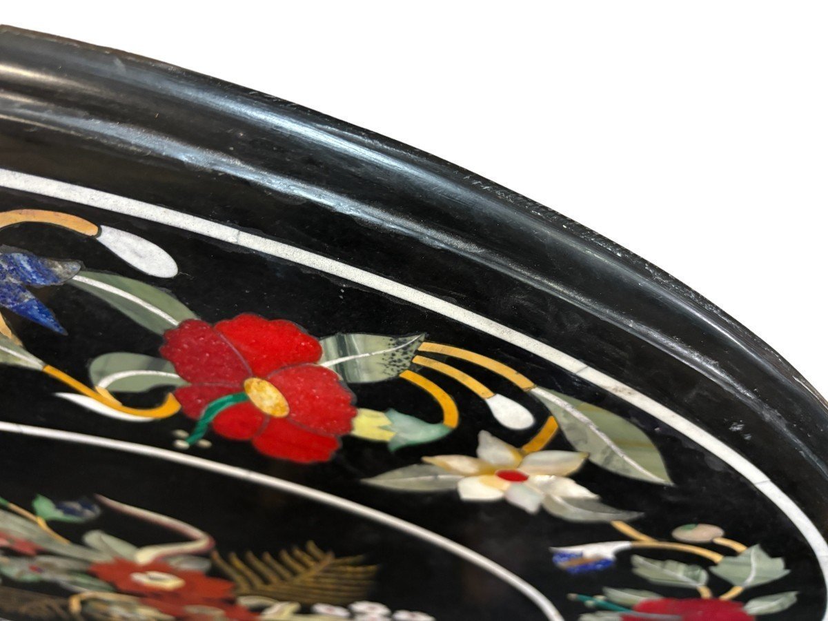 Large round table top in Italian pietra dura with floral design, 20th century. Decorative marble top with beautiful colours in very good condition. Diameter: 91.8 cm