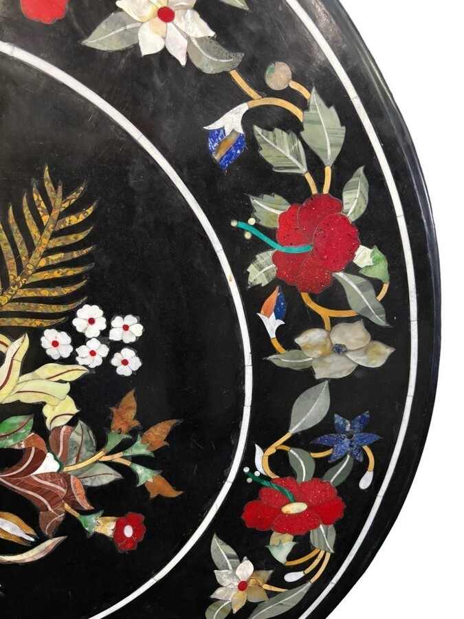 Large round table top in Italian pietra dura with floral design, 20th century. Decorative marble top with beautiful colours in very good condition. Diameter: 91.8 cm