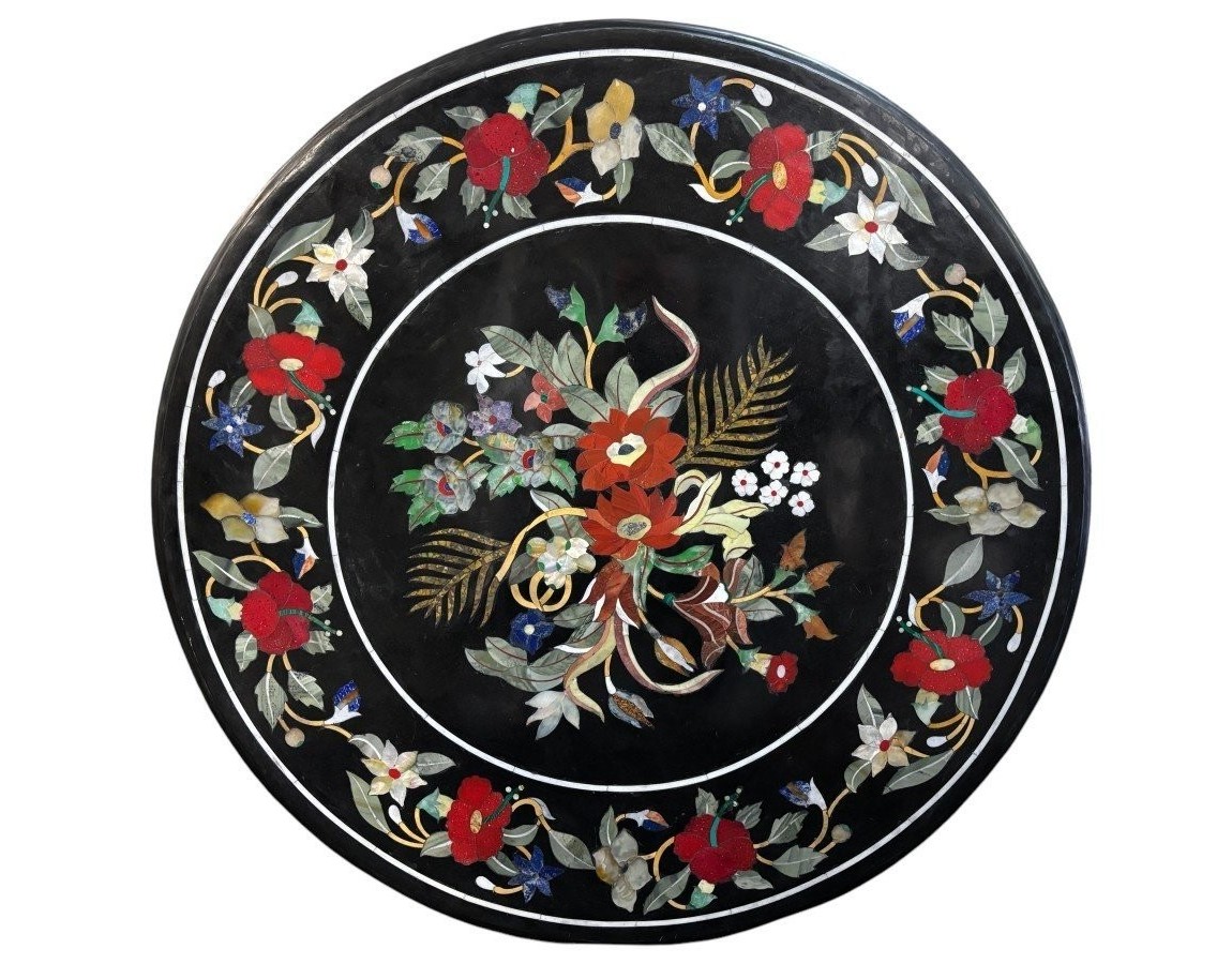 Large round table top in Italian pietra dura with floral design, 20th century. Decorative marble top with beautiful colours in very good condition. Diameter: 91.8 cm