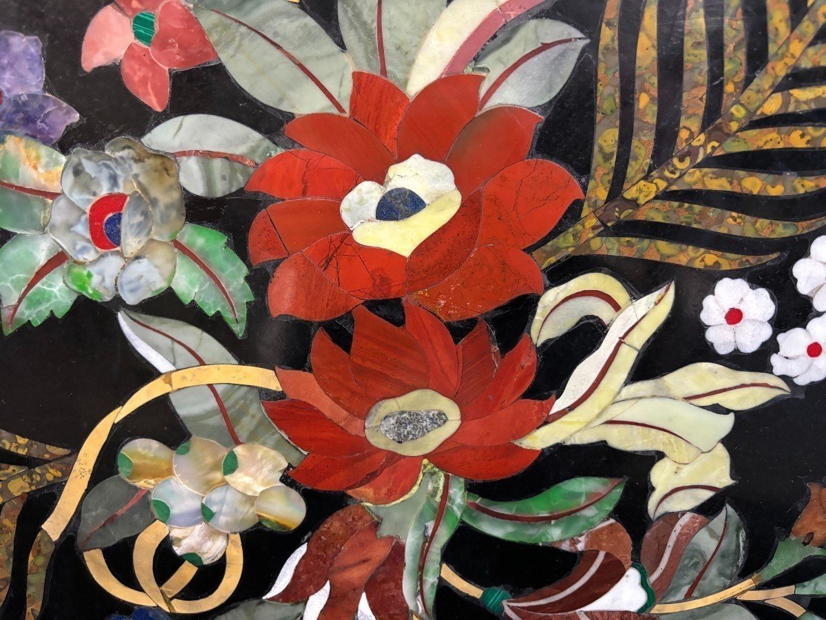 Large round table top in Italian pietra dura with floral design, 20th century. Decorative marble top with beautiful colours in very good condition. Diameter: 91.8 cm