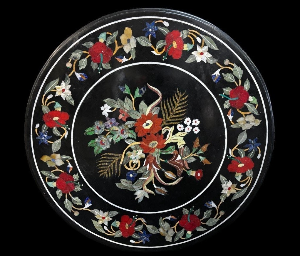 Large round table top in Italian pietra dura with floral design, 20th century. Decorative marble top with beautiful colours in very good condition. Diameter: 91.8 cm