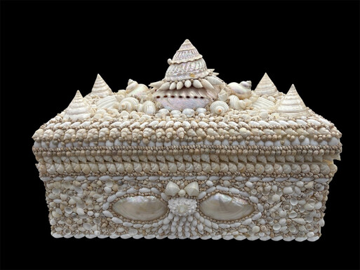 Large shell box with lid, late 20th century. A highly decorative wooden box with lid, decorated with a large number of shells of various shapes and sizes in mother-of-pearl and other materials. Dimensions: Width: 50 cm Height: 33 cm Depth: 28 cm