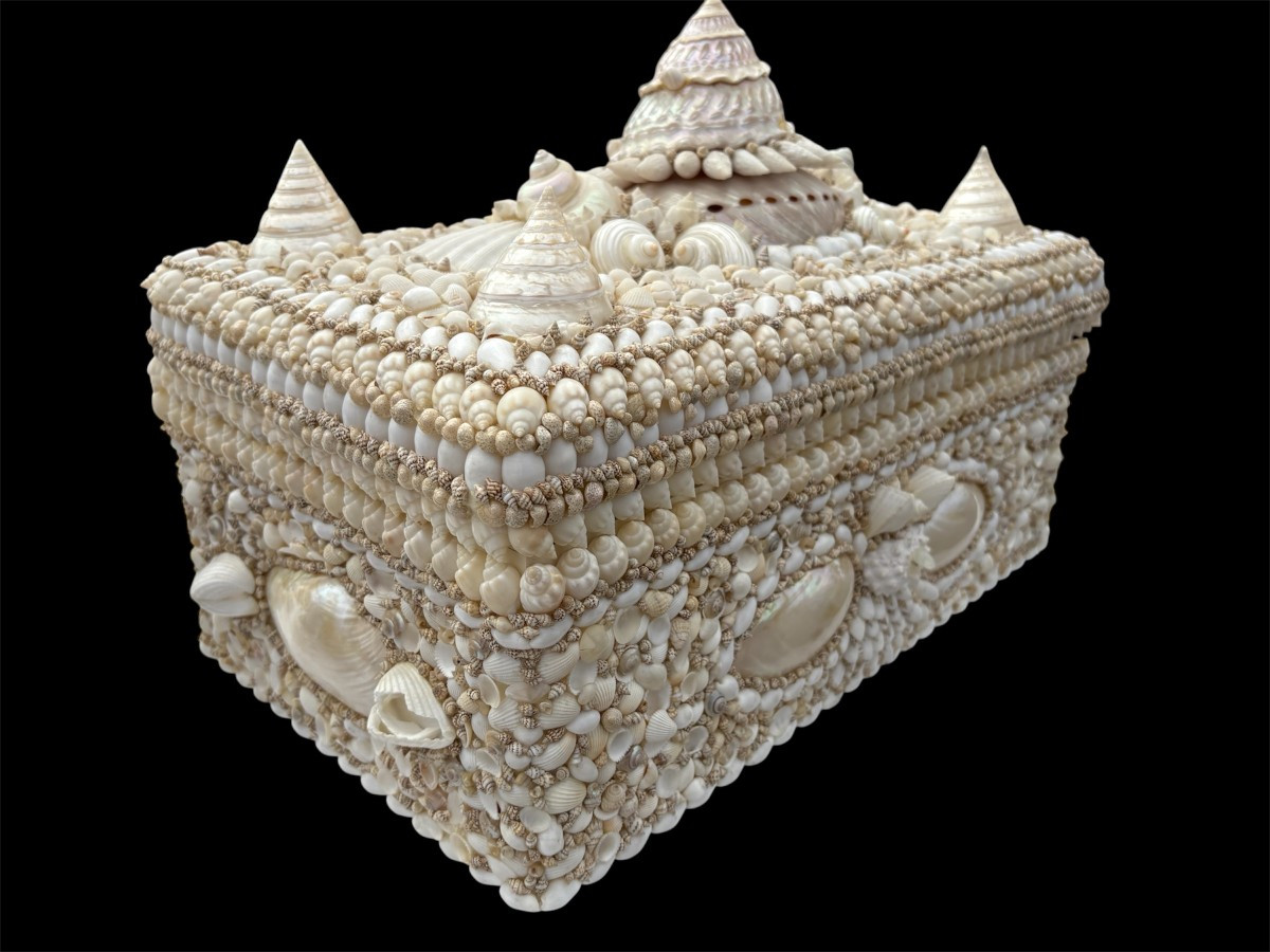 Large shell box with lid, late 20th century. A highly decorative wooden box with lid, decorated with a large number of shells of various shapes and sizes in mother-of-pearl and other materials. Dimensions: Width: 50 cm Height: 33 cm Depth: 28 cm