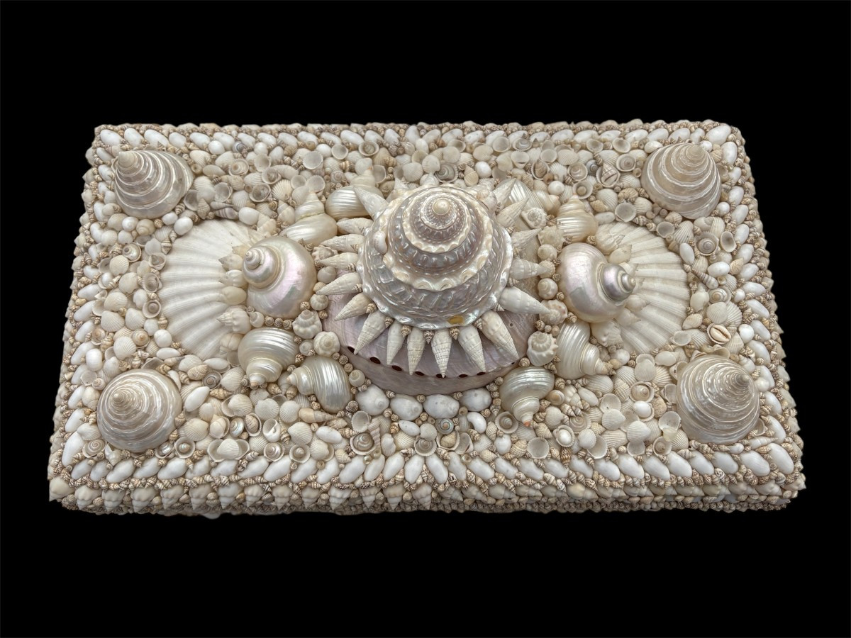 Large shell box with lid, late 20th century. A highly decorative wooden box with lid, decorated with a large number of shells of various shapes and sizes in mother-of-pearl and other materials. Dimensions: Width: 50 cm Height: 33 cm Depth: 28 cm