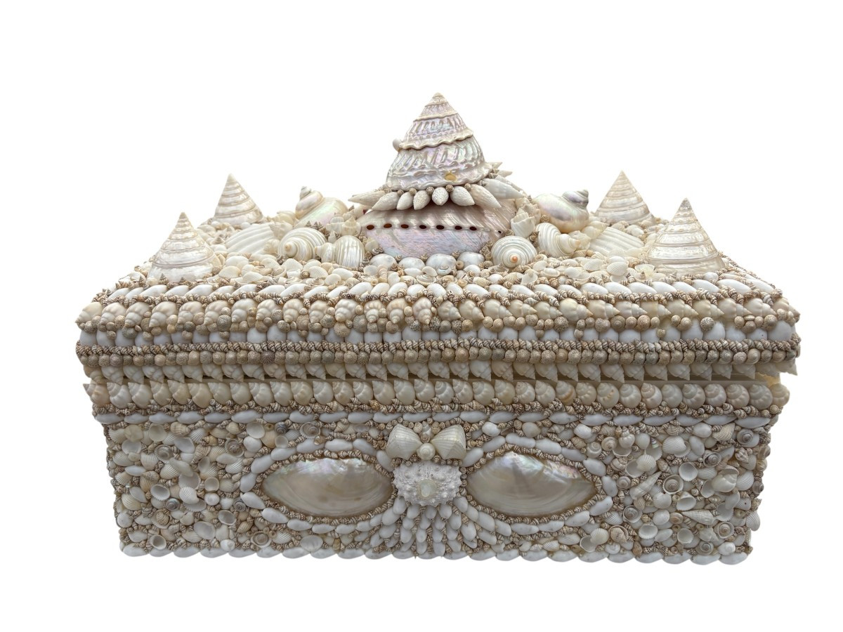 Large shell box with lid, late 20th century. A highly decorative wooden box with lid, decorated with a large number of shells of various shapes and sizes in mother-of-pearl and other materials. Dimensions: Width: 50 cm Height: 33 cm Depth: 28 cm