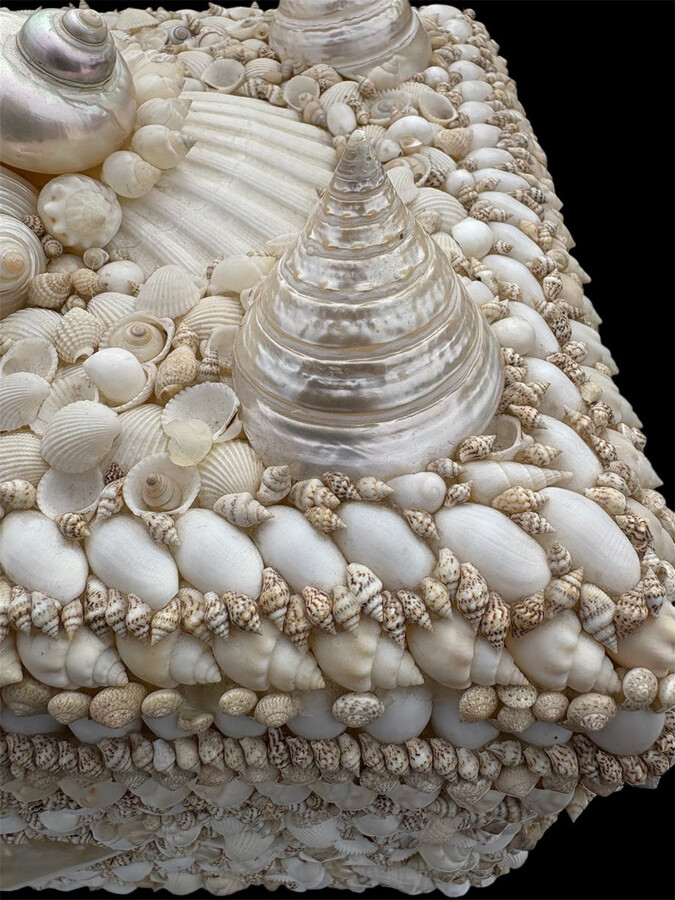 Large shell box with lid, late 20th century. A highly decorative wooden box with lid, decorated with a large number of shells of various shapes and sizes in mother-of-pearl and other materials. Dimensions: Width: 50 cm Height: 33 cm Depth: 28 cm