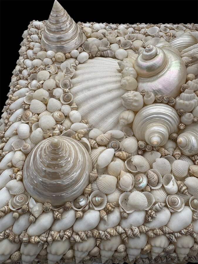 Large shell box with lid, late 20th century. A highly decorative wooden box with lid, decorated with a large number of shells of various shapes and sizes in mother-of-pearl and other materials. Dimensions: Width: 50 cm Height: 33 cm Depth: 28 cm