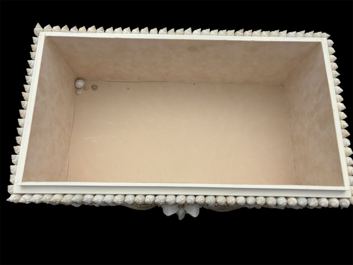 Large shell box with lid, late 20th century. A highly decorative wooden box with lid, decorated with a large number of shells of various shapes and sizes in mother-of-pearl and other materials. Dimensions: Width: 50 cm Height: 33 cm Depth: 28 cm