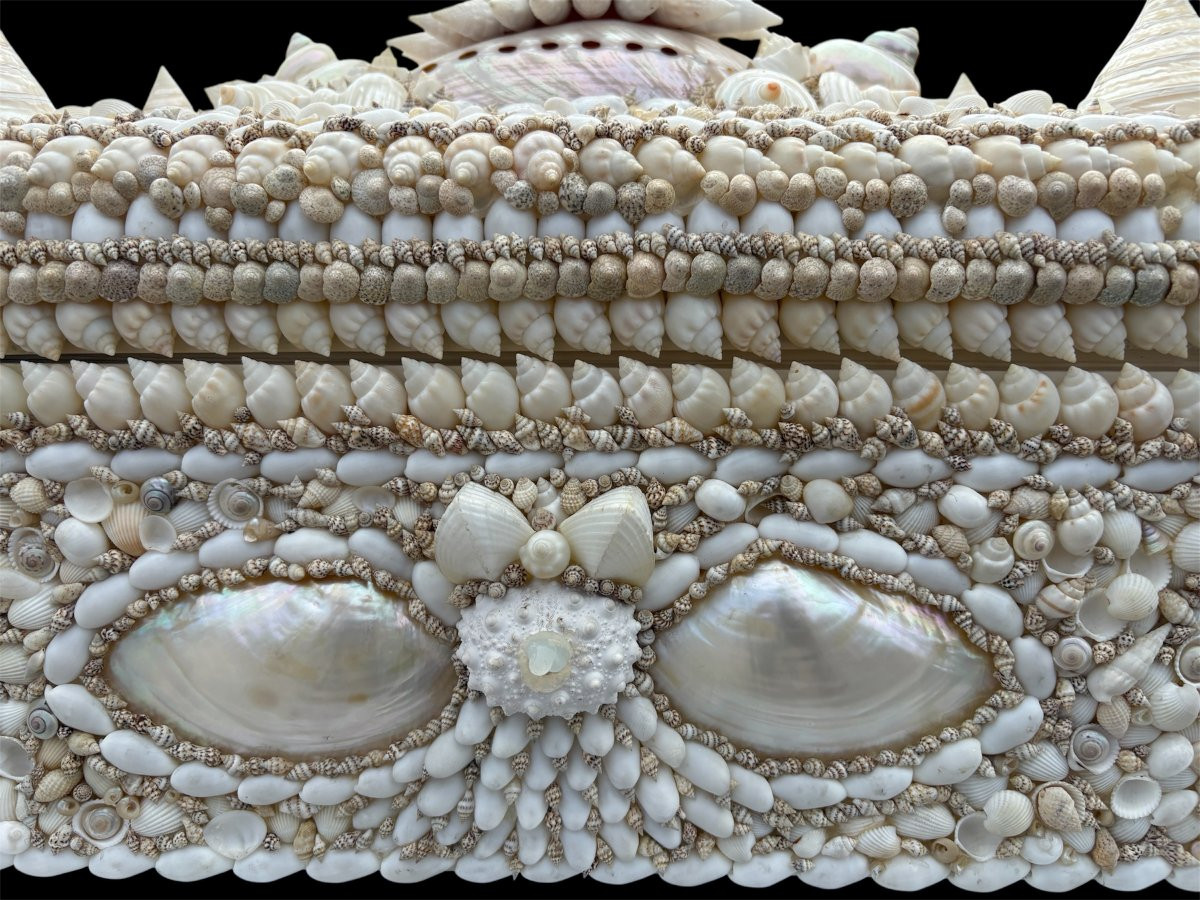Large shell box with lid, late 20th century. A highly decorative wooden box with lid, decorated with a large number of shells of various shapes and sizes in mother-of-pearl and other materials. Dimensions: Width: 50 cm Height: 33 cm Depth: 28 cm