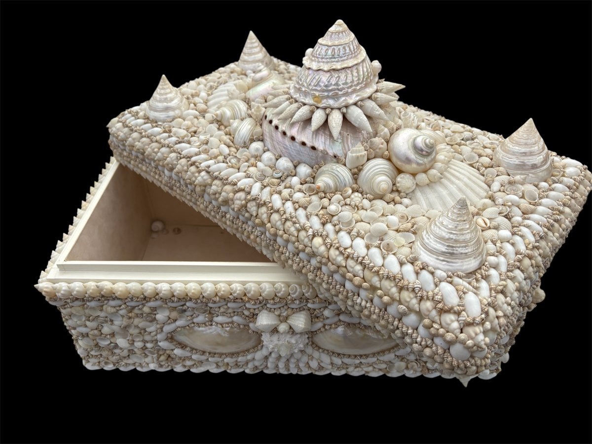 Large shell box with lid, late 20th century. A highly decorative wooden box with lid, decorated with a large number of shells of various shapes and sizes in mother-of-pearl and other materials. Dimensions: Width: 50 cm Height: 33 cm Depth: 28 cm