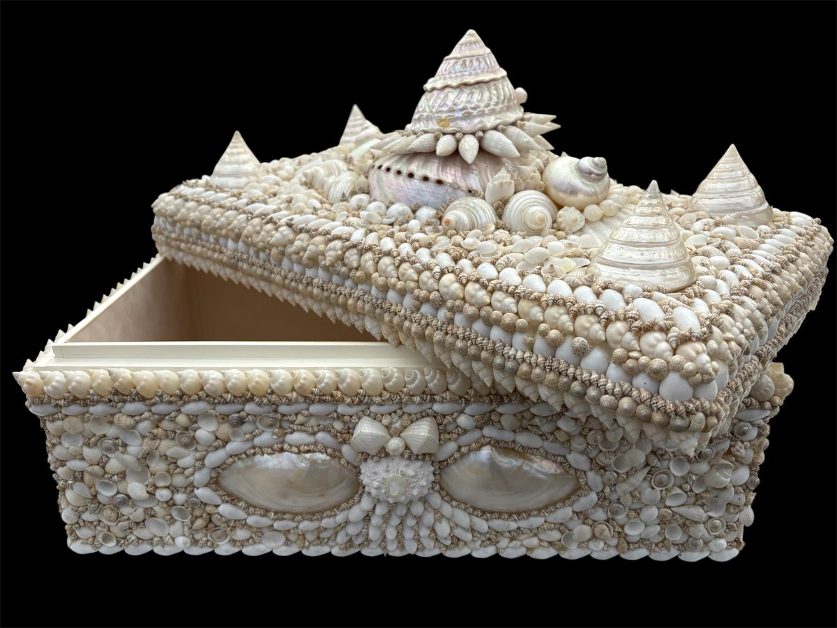 Large shell box with lid, late 20th century. A highly decorative wooden box with lid, decorated with a large number of shells of various shapes and sizes in mother-of-pearl and other materials. Dimensions: Width: 50 cm Height: 33 cm Depth: 28 cm