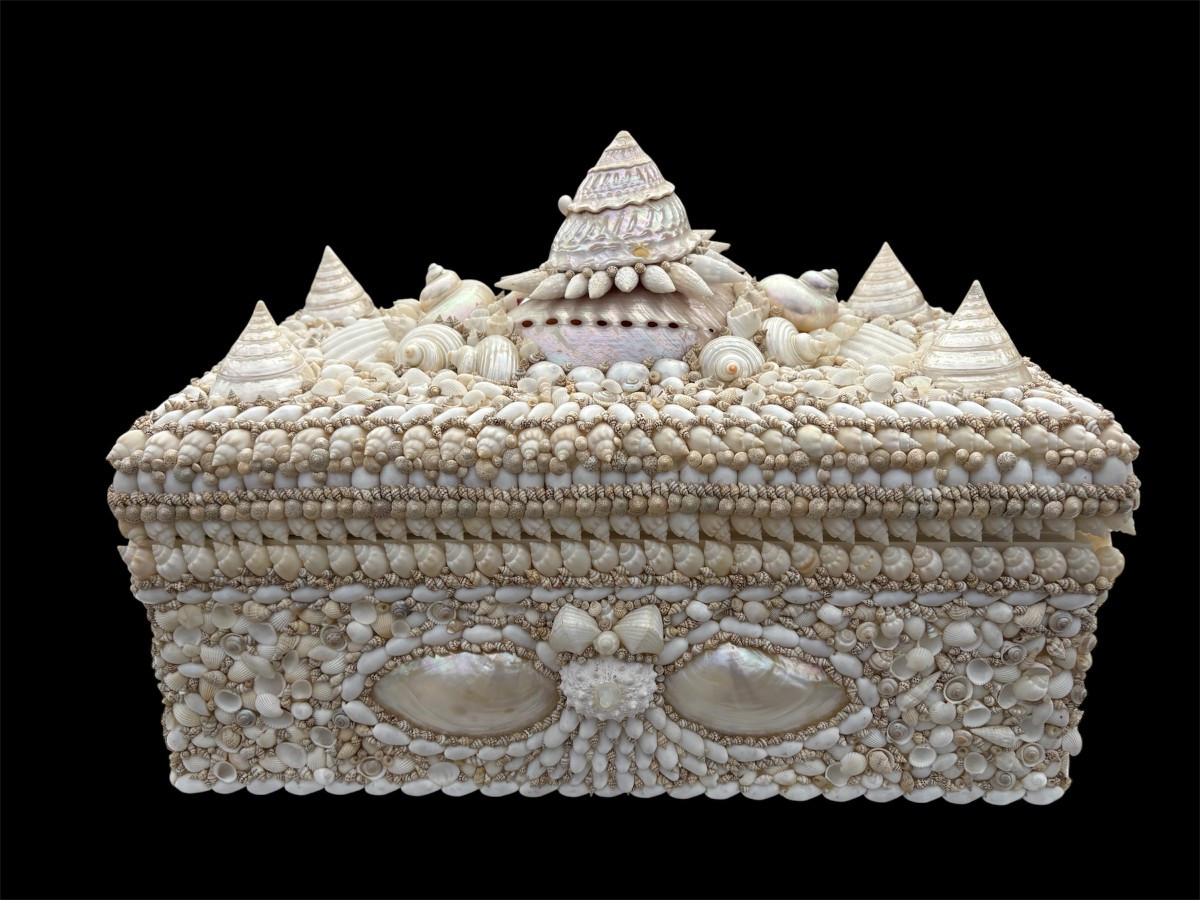 Large shell box with lid, late 20th century. A highly decorative wooden box with lid, decorated with a large number of shells of various shapes and sizes in mother-of-pearl and other materials. Dimensions: Width: 50 cm Height: 33 cm Depth: 28 cm