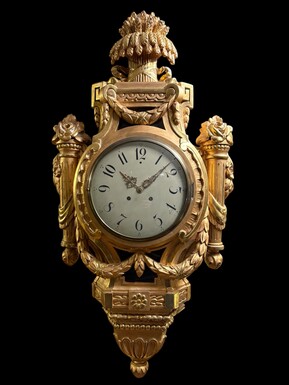 Large Swedish clock in gilded wood, Louis XVI style, 19th century Highly decorative clock in matt and shiny gold. Dimensions: Height: 97 cm Width: 49 cm Depth: 13 cm Key and pendulum present, mechanism to be checked. Attractive Swedish clock, circa 1860-1