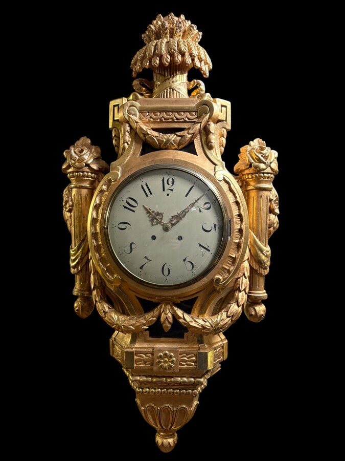 Large Swedish clock in gilded wood, Louis XVI style, 19th century Highly decorative clock in matt and shiny gold. Dimensions: Height: 97 cm Width: 49 cm Depth: 13 cm Key and pendulum present, mechanism to be checked. Attractive Swedish clock, circa 1860-1