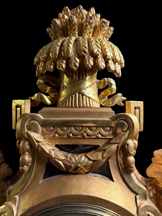 Large Swedish clock in gilded wood, Louis XVI style, 19th century Highly decorative clock in matt and shiny gold. Dimensions: Height: 97 cm Width: 49 cm Depth: 13 cm Key and pendulum present, mechanism to be checked. Attractive Swedish clock, circa 1860-1