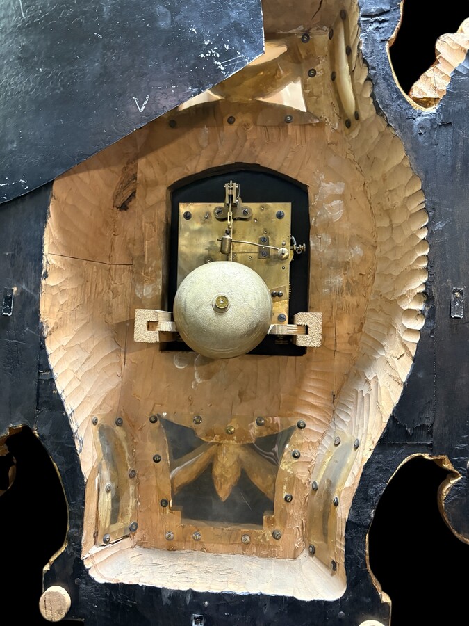 Large Swedish clock in gilded wood, Louis XVI style, 19th century Highly decorative clock in matt and shiny gold. Dimensions: Height: 97 cm Width: 49 cm Depth: 13 cm Key and pendulum present, mechanism to be checked. Attractive Swedish clock, circa 1860-1