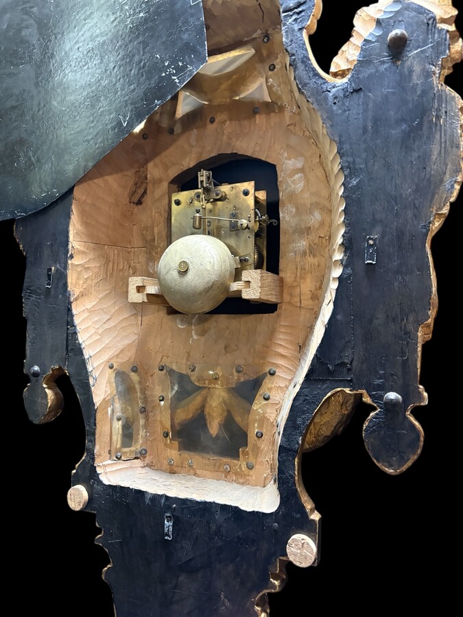 Large Swedish clock in gilded wood, Louis XVI style, 19th century Highly decorative clock in matt and shiny gold. Dimensions: Height: 97 cm Width: 49 cm Depth: 13 cm Key and pendulum present, mechanism to be checked. Attractive Swedish clock, circa 1860-1